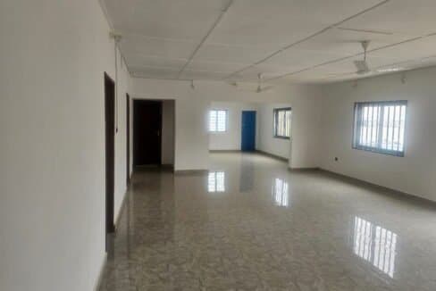 Photo du bien Hall et quatre bureaux à louer à Akogbato